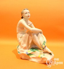 Скульптура "Девушка с букетом (На отдыхе)"